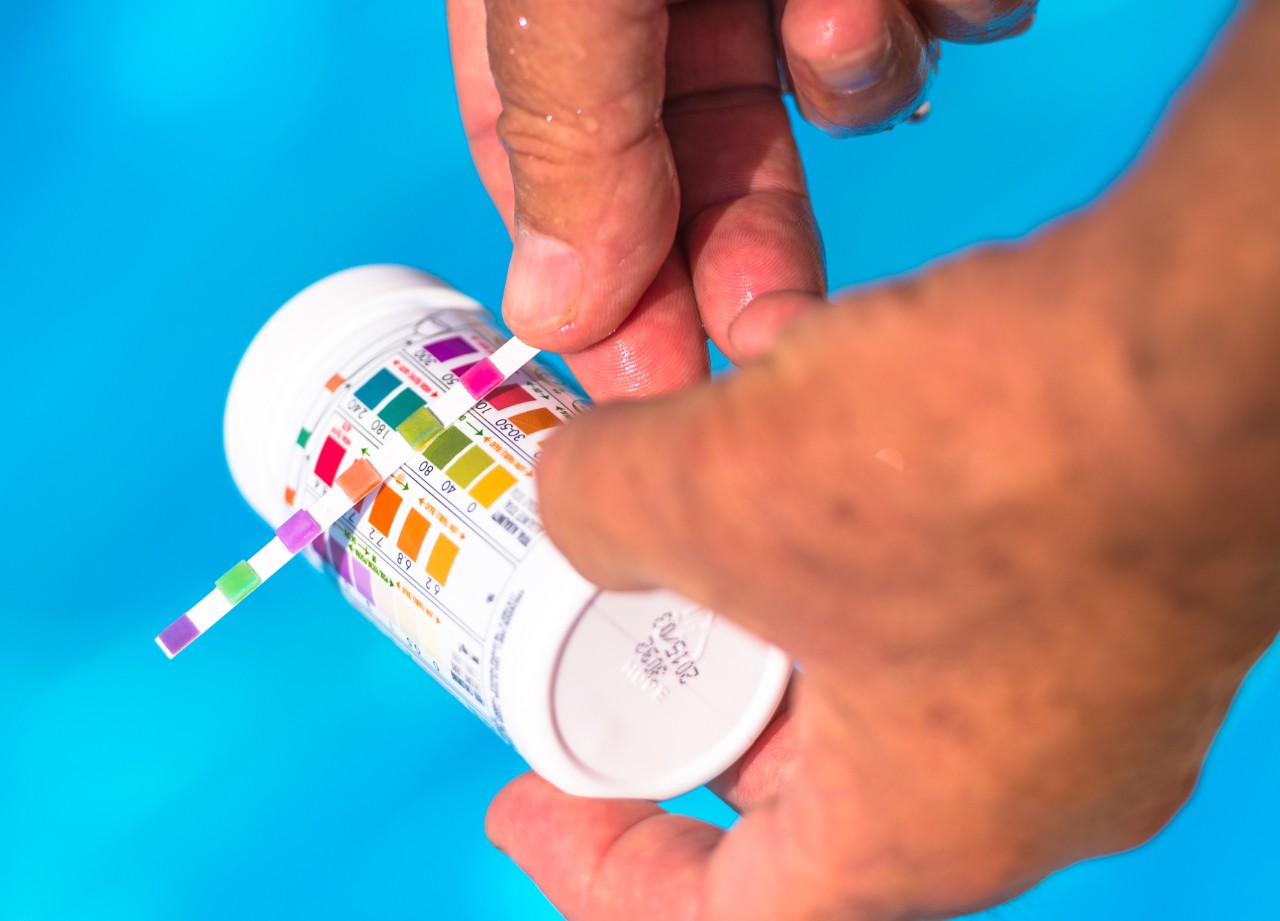 Les bandelettes test pour analyser l'eau de la piscine